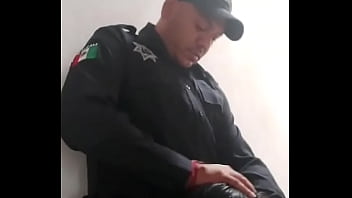 ¡Firmes! Putito le mama la verga a policía mexicano