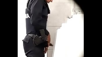 agente de policía pillado mientras orina