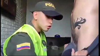 Policía colombiano chupando verga