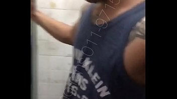 Narizinho trans dando o cuzinho pro amigo que nunca tinha comido um cu, narizinho shemale Giving the ass to a friend who never fucked an ass.