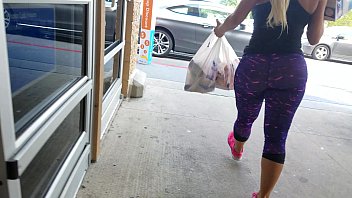 Candid amazing Latina with jiggly phat ass in leggings part 2
