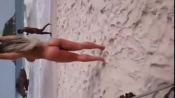 Mulher Melão na Praia de Abricó sem Tarja